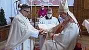 Bischof Gregor Maria Hanke weiht Michael Krämer zum Priester. Foto: Johannes Heim/pde